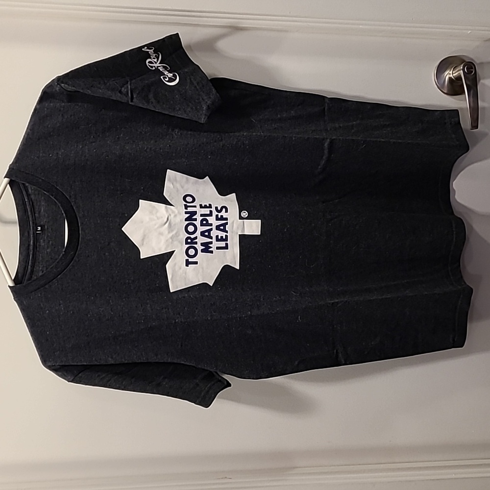 *2/30 Closet Clearout* EUC Toronto Maple Leafs shirt